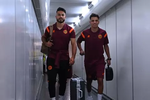 بعثة نهضة بركان تصل القاهرة لمواجهة بيراميدز في السوبر الأفريقي